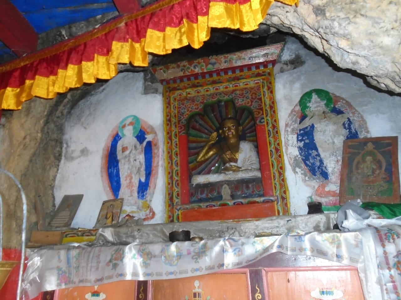 Trek du tour du Manaslu : Le guide ultime de ce joyau caché de l'Himalaya népalais (Mise à jour 2026) - Les Portes de l'Aventure Milarepa cave 2026 10 03 at 14.59.51 - Les Portes de l'Aventure