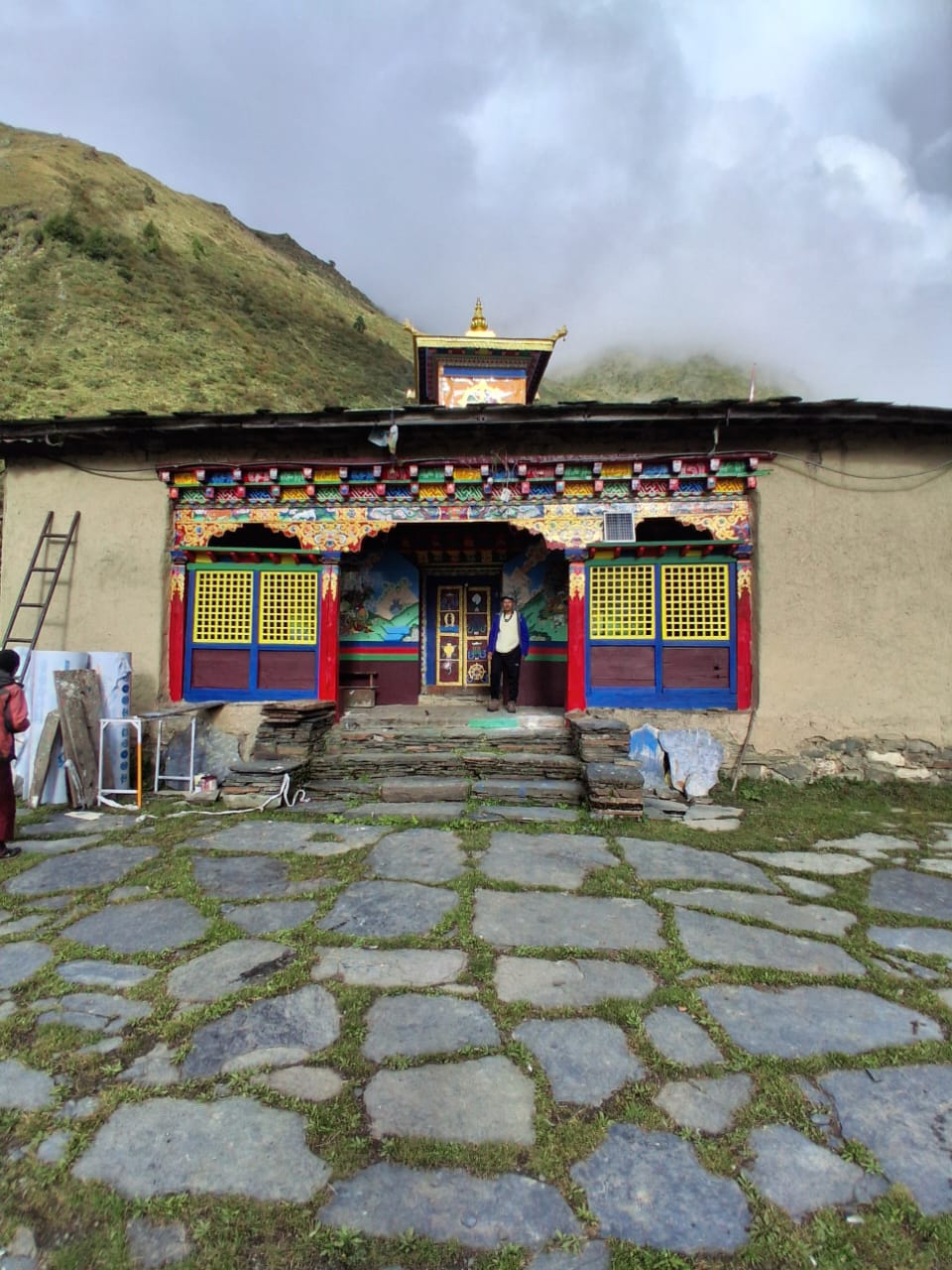 Trek du tour du Manaslu : Le guide ultime de ce joyau caché de l'Himalaya népalais (Mise à jour 2026) - Les Portes de l'Aventure Mu Gompa 2026 10 03 at 15.00.37 - Les Portes de l'Aventure